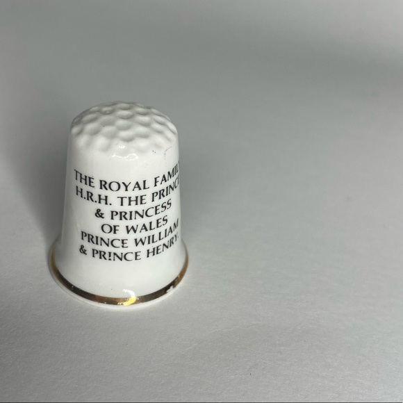 Lot of Royal Commemorative Thimbles - Picture 8 of 15